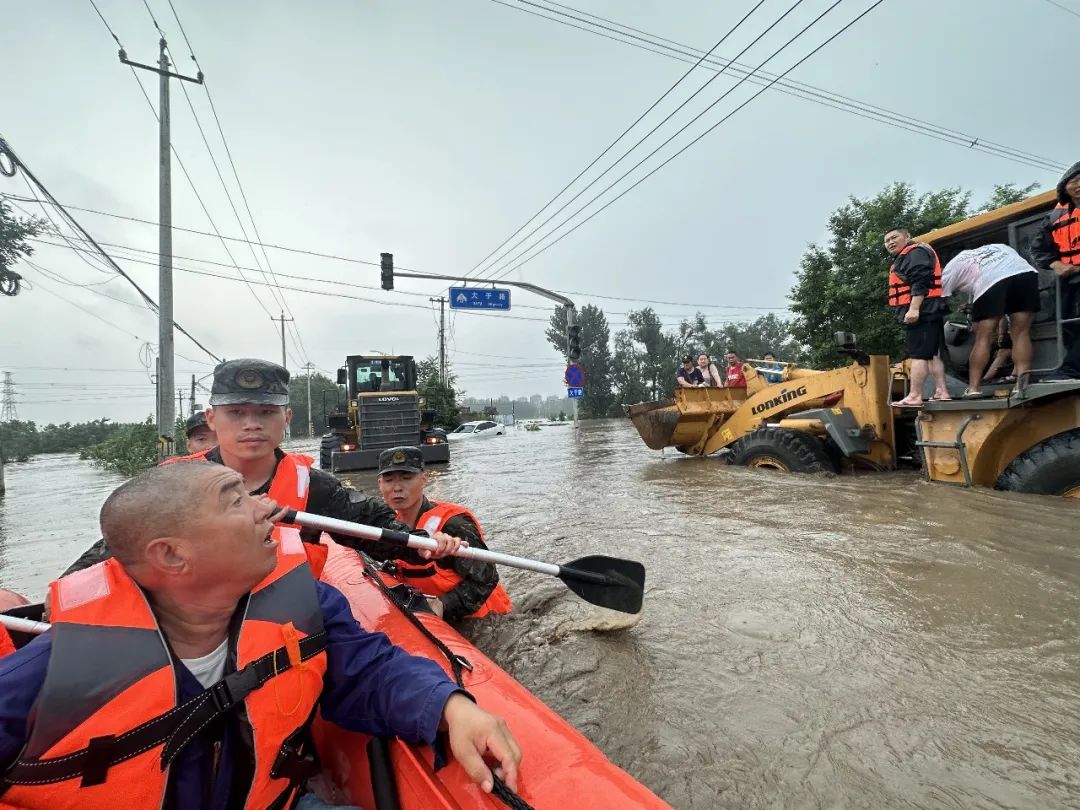 2023-07-31_武警北京总队官兵第一时间投入抗洪救援战斗_14.jpg